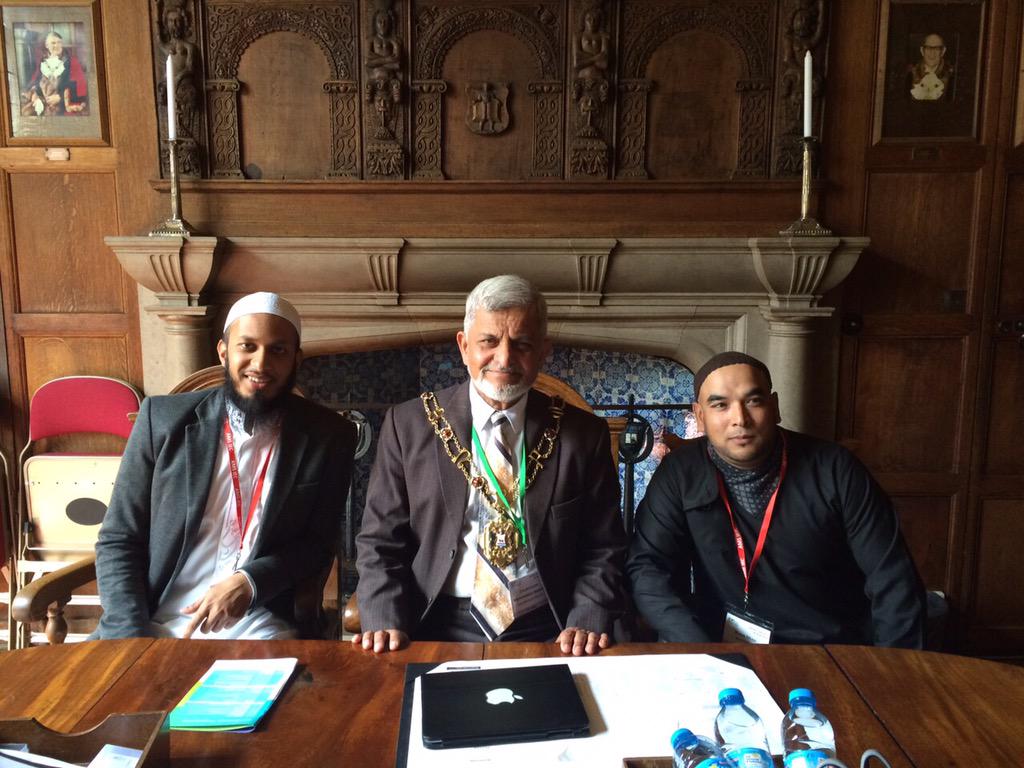 AMSIEC2015's tweet photo. IEC volunteers Maulana Kaydul Islam and Brother Kobir from Luton with the Mayor of Oxford http://t.co/RbCEoFgQN6