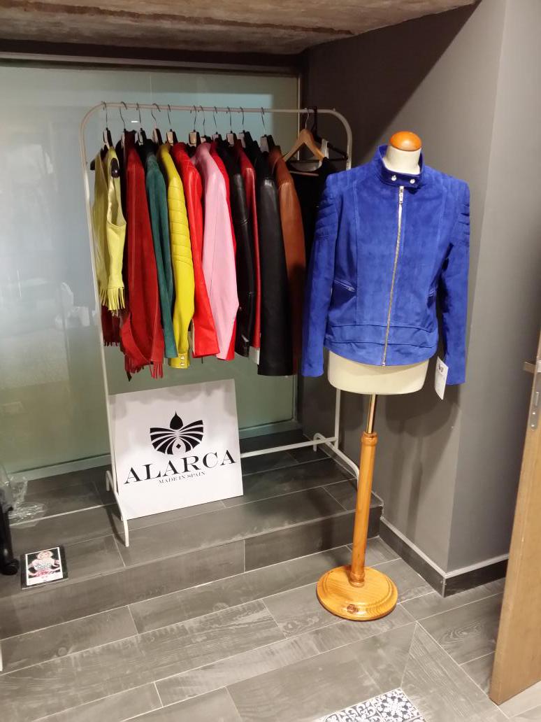 AlarcaSpain's tweet photo. Que mejor que ir esta tarde a ver las cazadoras y chaquetas de @AlarcaSpain  en Platea?? http://t.co/lhPmS7egBK