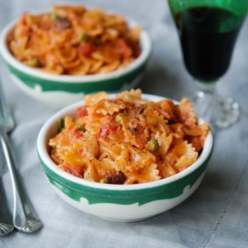 foodandwine's tweet photo. There’s no food more fashion-forward than bow-tie pasta: http://t.co/lFTsdUXe1p http://t.co/l2UJXeUCiw