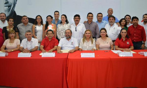YNjera's tweet photo. En la entrega de constancia de #FUERZASOCIALPORMEXICO como A.C Adherente al #PRI http://t.co/TnRg5epJ0N