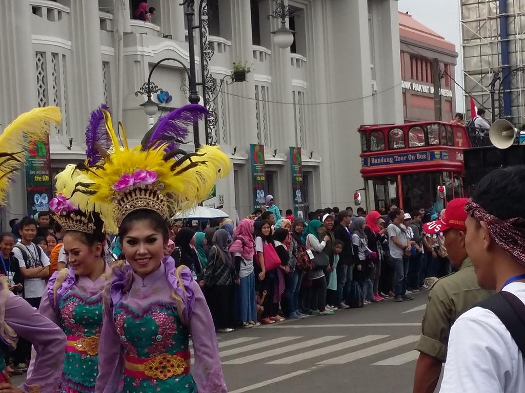 inimahbandung's tweet photo. RT @keykichan: Hey liat sini cantik :) @Your_Bandung @AACarnival2015 @inimahbandung #AAC2015 #AAPARADE http://t.co/6SOMCJyjpT