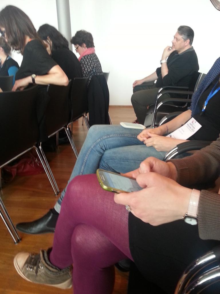 Jul_Kaufmann's tweet photo. Und immer die Smartphones einsatzbeteit auf den Knien #scmuc15 http://t.co/kQ5LH4tSbO