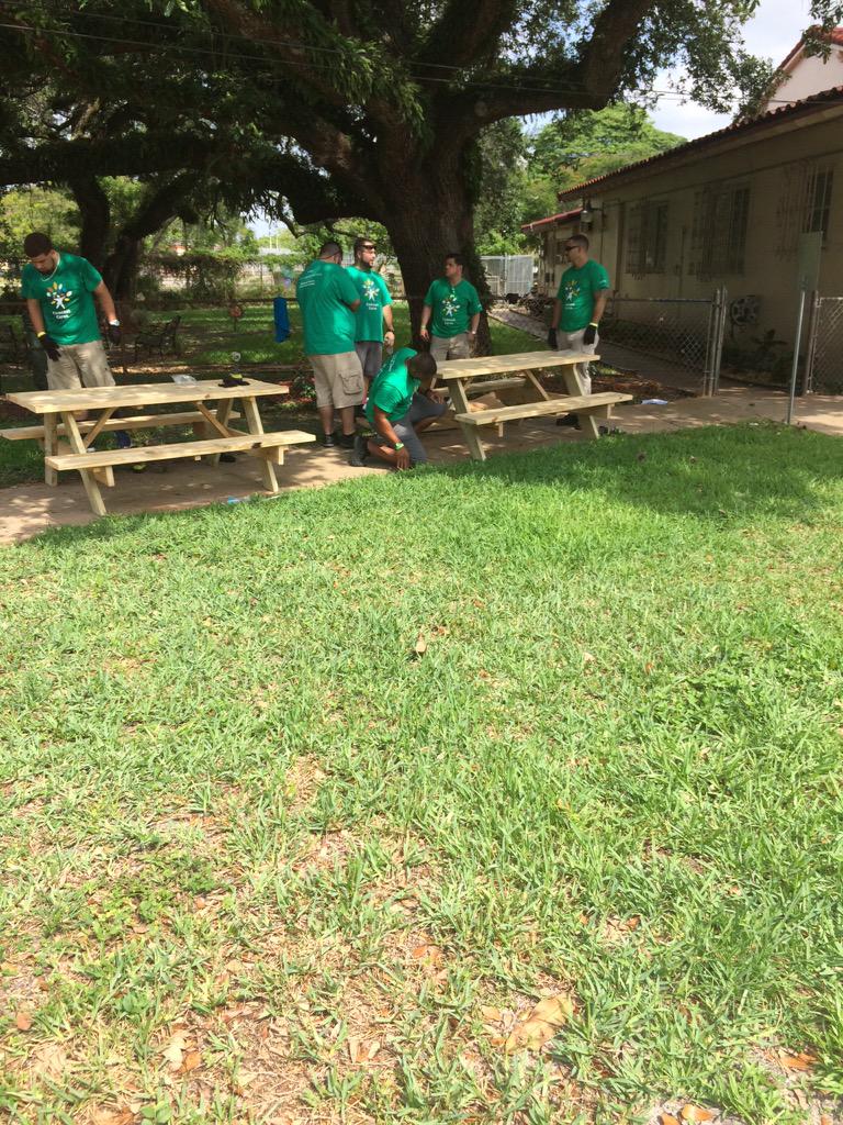 CityYearMiami's tweet photo. Volunteers are almost done with the picnic tables. @CityYearMiami @comcastcaresMIA @ComcastFL #CCDAY2015 #ccdaymiami http://t.co/h0Cp7MDzkr