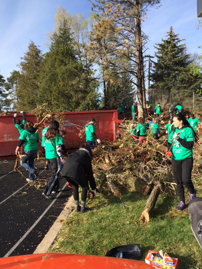 WEA_UT's tweet photo. A day of service at #Royhighschool #Royals #CCDAYUTAH http://t.co/XABM3U1ZdU