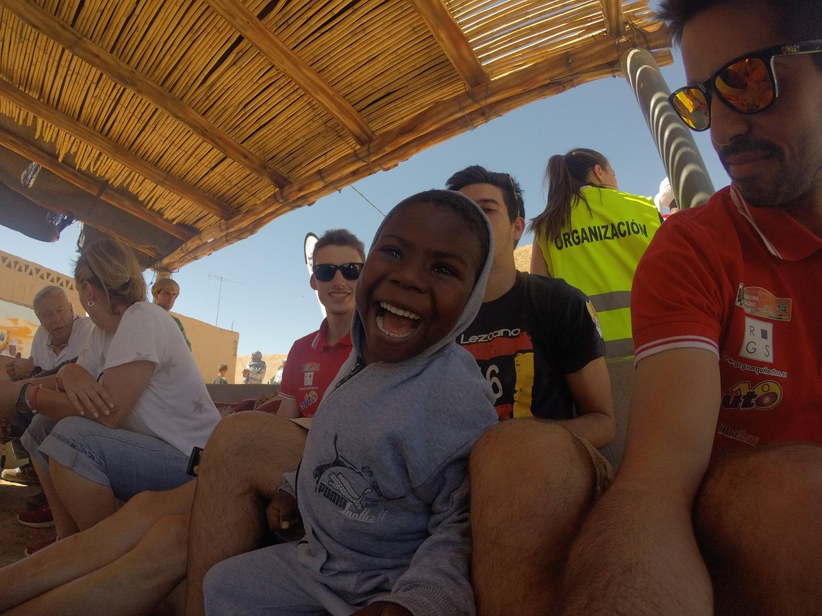 Jaruma_RT's tweet photo. Increíbles momentos en el @ClioRaid. Felicidad en estado puro. Aportando nuestro granito de arena en #Merzouga http://t.co/JffLDuWJUA