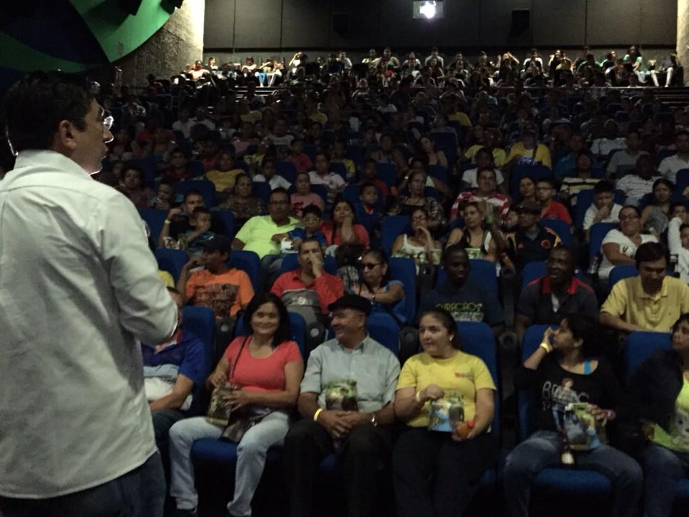 Desde Cosmocentro en #Cali el Ministro <a href="/diegomolanovega/">Diego Molano Vega</a> comparte con los asistentes a #CineParaTodos
