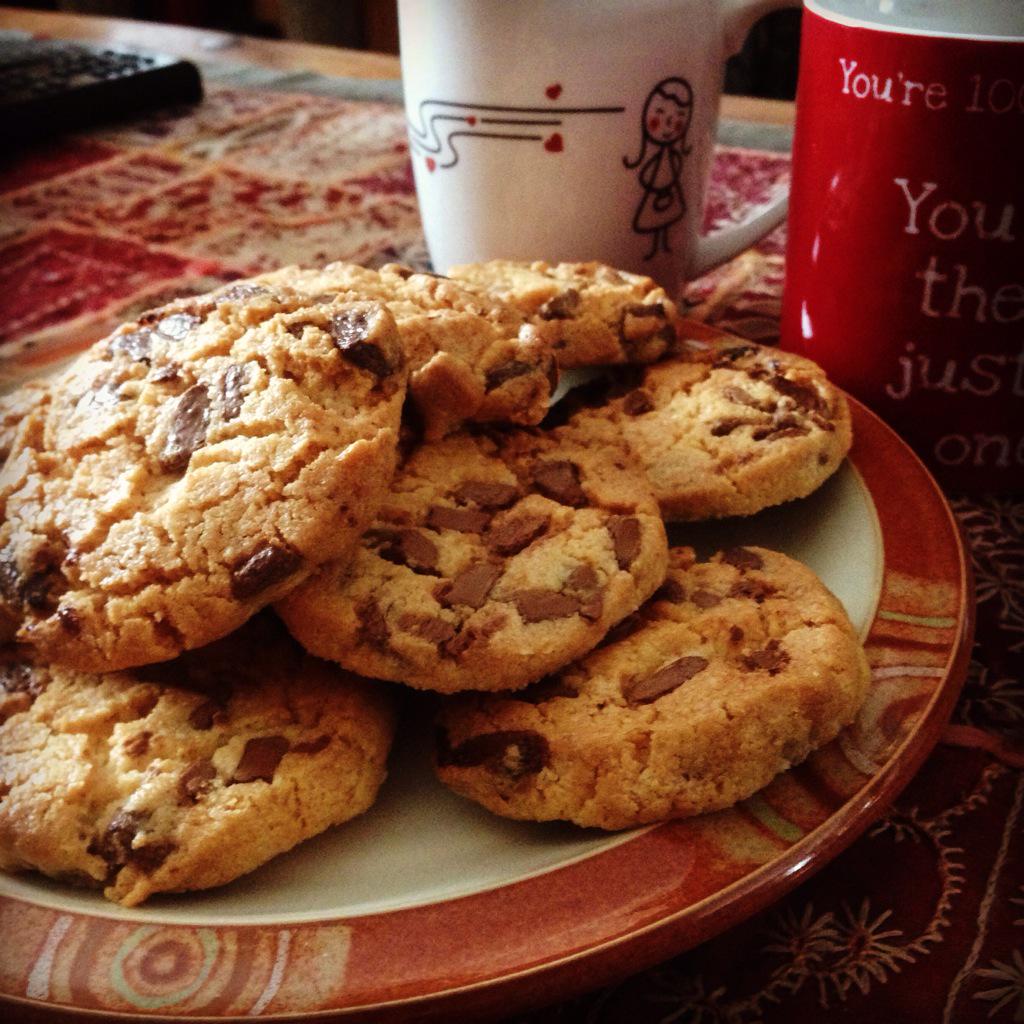 TopOfTheTower's tweet photo. Freshly baked cookies. Not for me you understand- it's cos @JayTeePictures is jetlagged! #MarDhea http://t.co/tso4AdSXat