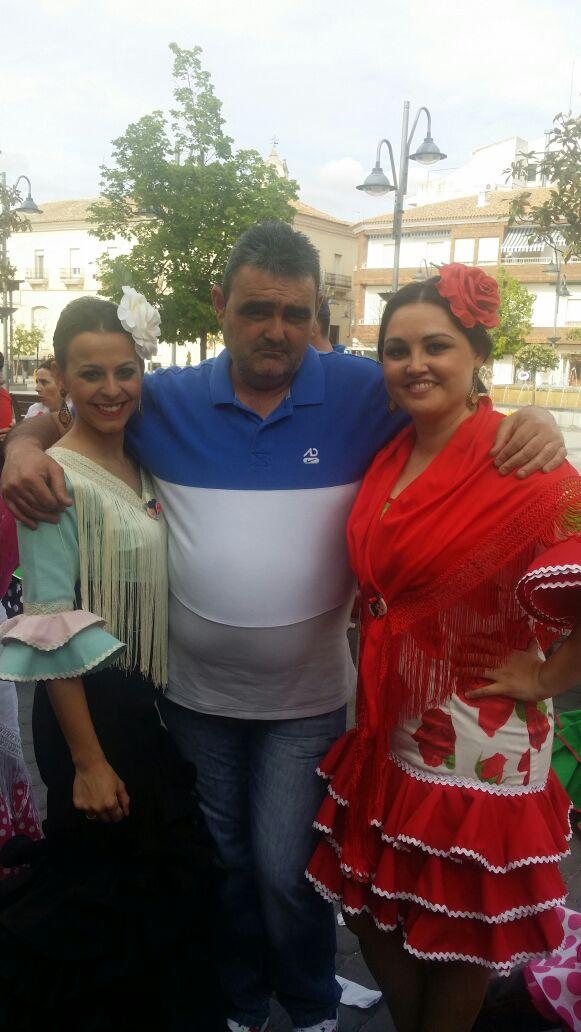 ttescarrizo's tweet photo. Con unas artistazas de @Noche_flamenca de sevillanas y gin-tocic en la plaza @MacarenaS90  unos bailes por sevilla http://t.co/v52YJvpMY0