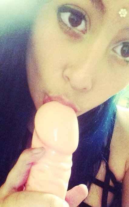 It doesn't fit😭 this is the best I've got.. http://t.co/mE0ykwaF4w<a href="/tag/feet"class="tags"><span>#feet</span></a>