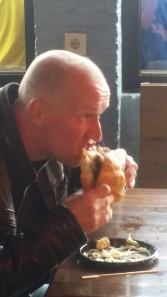 Olympia60's tweet photo. Afsluiting veteranencompetitie bij @vvdongen met een 'klein' broodje van @marcovanstrien http://t.co/a4CPfWKWSb