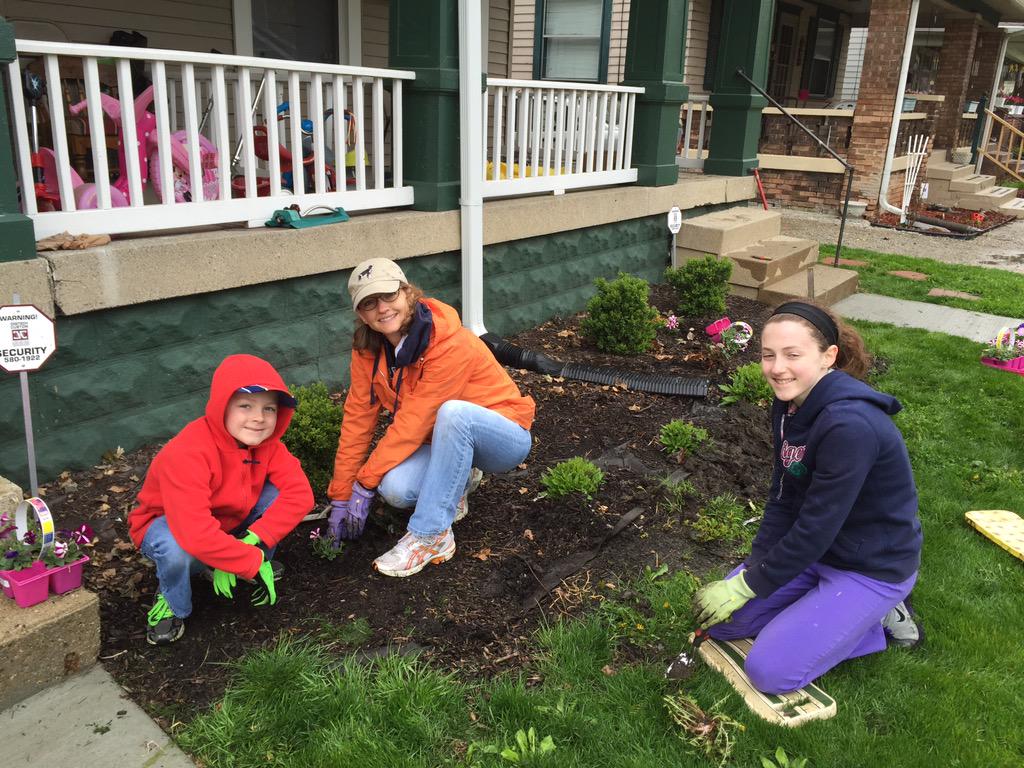 collegeparkindy's tweet photo. Planting flowers in Brookside! #Serve15 http://t.co/0wQhLyQC1v