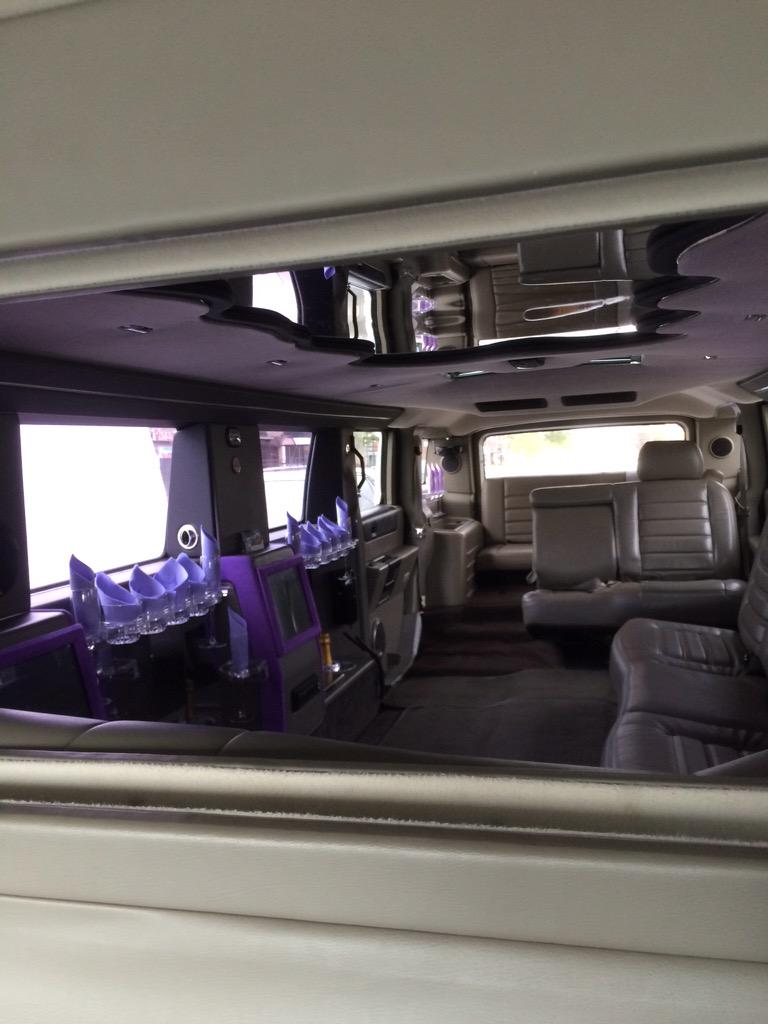 Limonodignl's tweet photo. Klanten opgehaald met de Hummerlimo voor een #vrijgezellenfeest met een gevulde bar met #bier naar @TrefPaintball http://t.co/ZcREmF3Osu