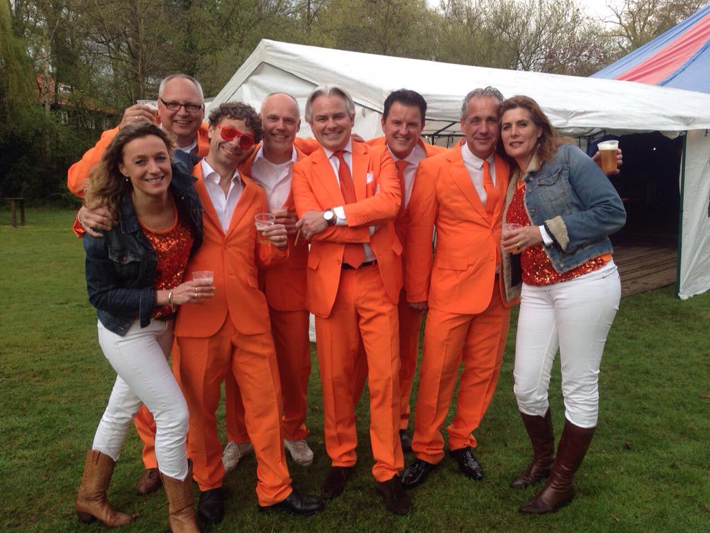 Oranjekan's tweet photo. Wij zijn er klaar voor! Tot zo in de tent. http://t.co/v8kNQDiwyU