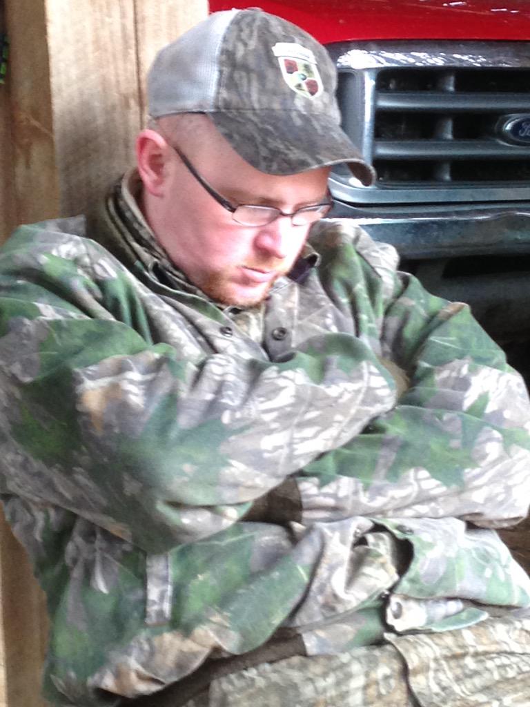 BHGameCalls's tweet photo. Rain delay here in Ky.  Jesse catchin' a few zzzzz's http://t.co/2BvzJgypT1