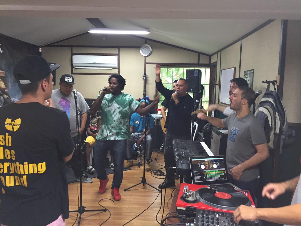 TMCmusicompany's tweet photo. Tremendo show se esta cocinando acá @crewpeligrosos @Palabraspala @alejocanciones @Sonbatac13 http://t.co/jwWLGeE9Kx