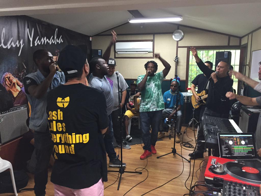 TMCmusicompany's tweet photo. Tremendo show se esta cocinando acá @crewpeligrosos @Palabraspala @alejocanciones @Sonbatac13 http://t.co/jwWLGeE9Kx