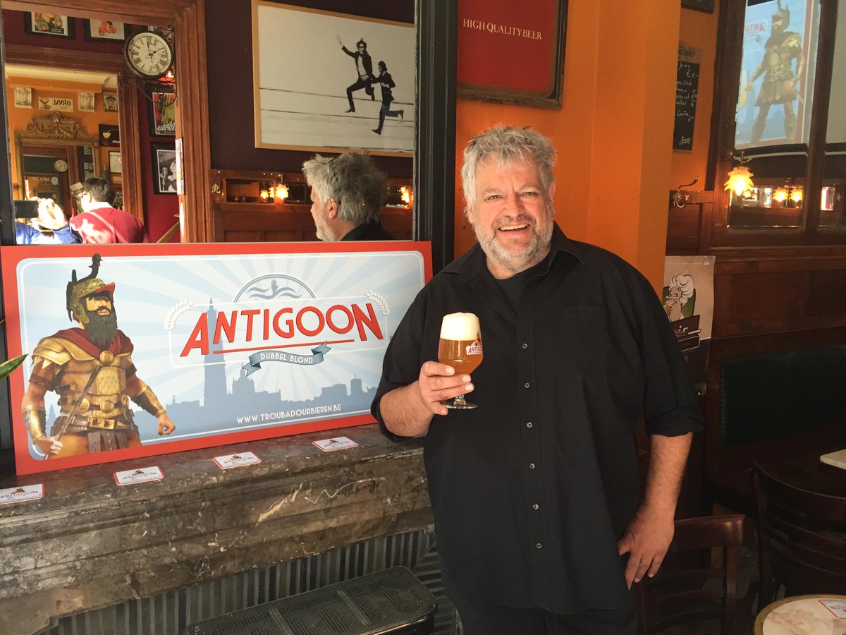 Klankman Pascal, peter van Antigoon, "geniet" vh nieuwe frisse logo! #lekkerbier #Stadantwerpen #happy