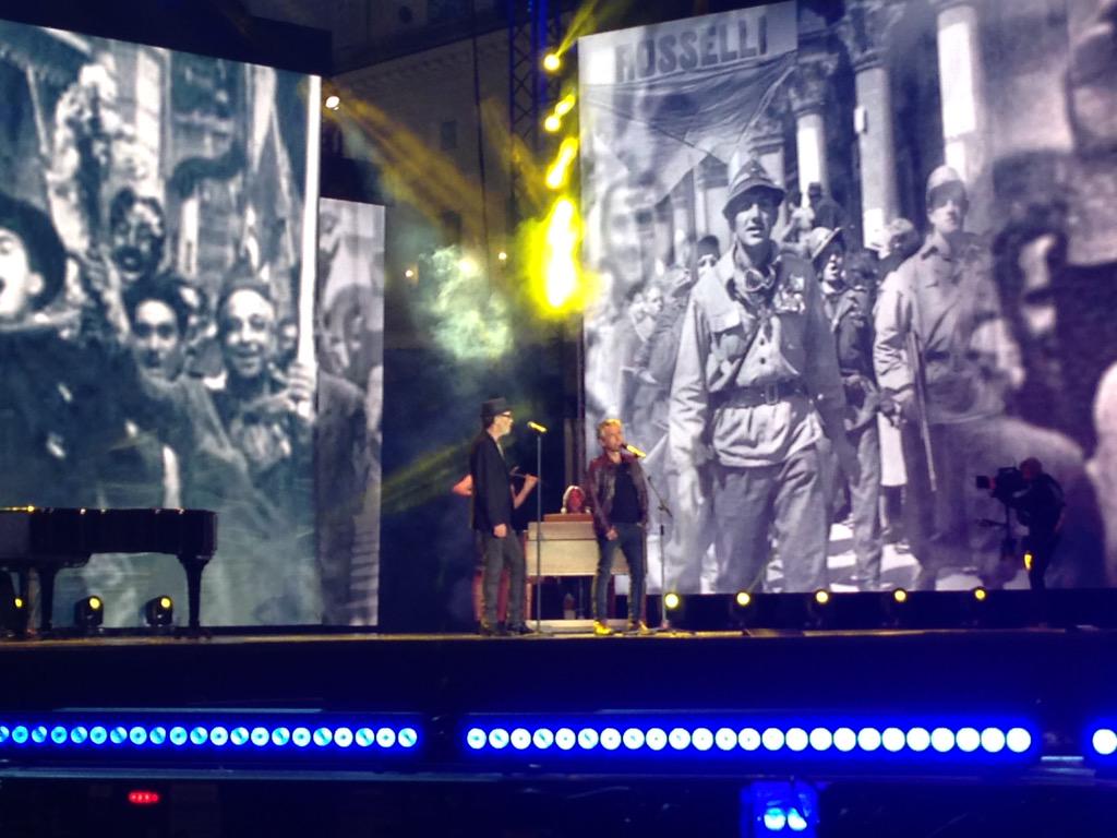 70esimo's tweet photo. .@fdegregori e @ligabue sul palco di Viva il 25 aprile #ilcoraggiodi http://t.co/ZZObzPdBVu