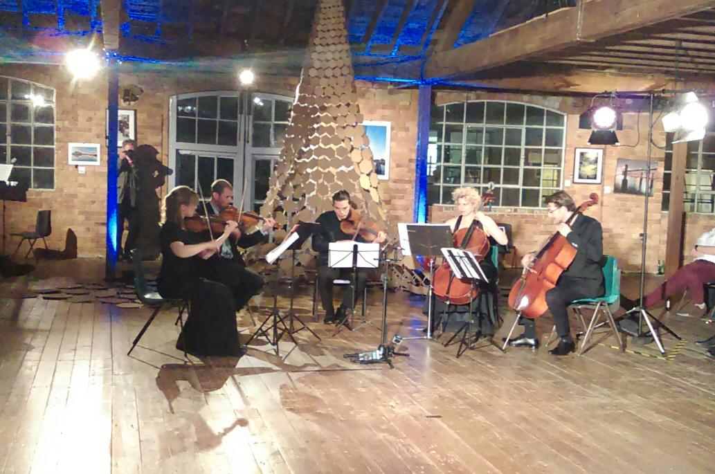 Nat_Gunzle's tweet photo. Finally performance of a fantastic event. @EnsemblPerpetuo @fringehire @WeAreUglyDuck http://t.co/svIld9AFN1