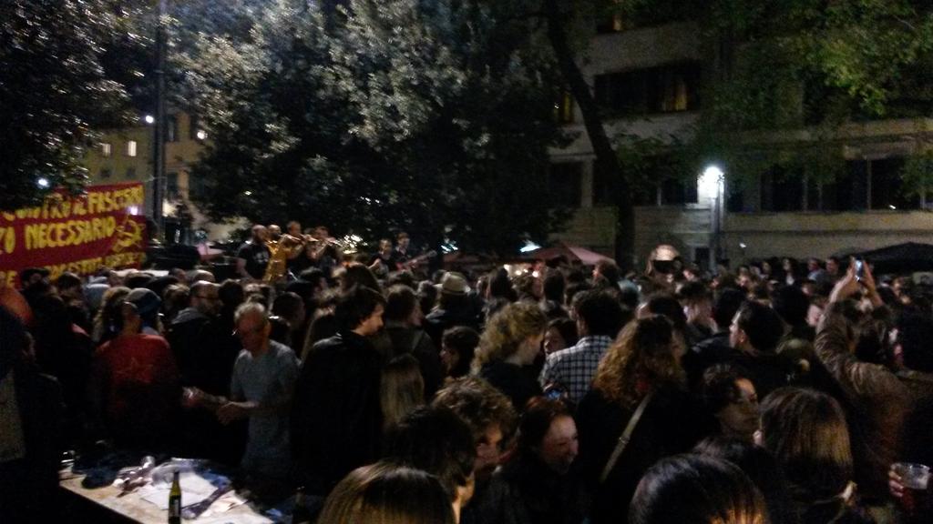 valibona44's tweet photo. Santo Spirito strapiena.... #Firenze #25Aprile #antifa http://t.co/GXW7e9aXXY
