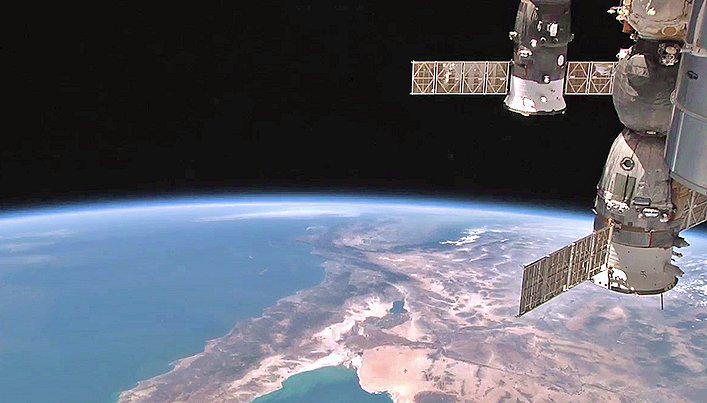 NASA's tweet photo. Did you know @Space_Station has cameras providing amazing views of Earth? More: http://t.co/FbLS7LRndm @ISS_Research http://t.co/Xs13IauFMS