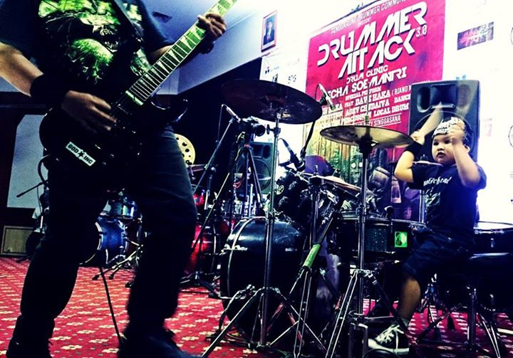 DaveHaka's tweet photo. Trim's utk panitia @Tgr_Drums yg udh memberikan apresiasinya kpd penampiln perdananya Kevin di event Drummer Attack. http://t.co/73nzJzFK7I