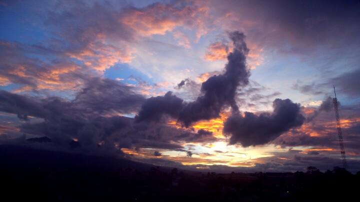 ApriJD's tweet photo. @SkyVibess #sky #afternoon #Bogor http://t.co/FyXTREnBUG