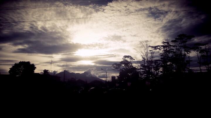 ApriJD's tweet photo. @SkyVibess #Bogor #afternoon #sky http://t.co/Yh2Jli4p8i