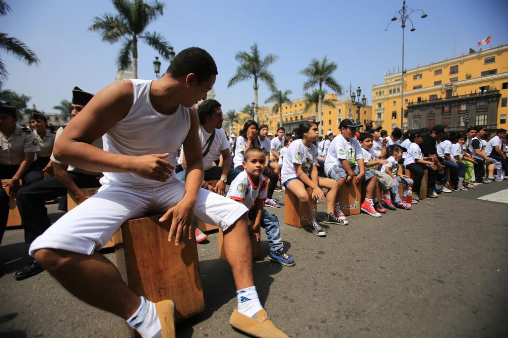 MuniLima's tweet photo. @canalN_ @RPPNoticias @Latina_pe Al ritmo del cajón Lima le rinde homenaje a Rafael Santa Cruz. #FestivalCajónPeruano http://t.co/uFzv6nfOwP