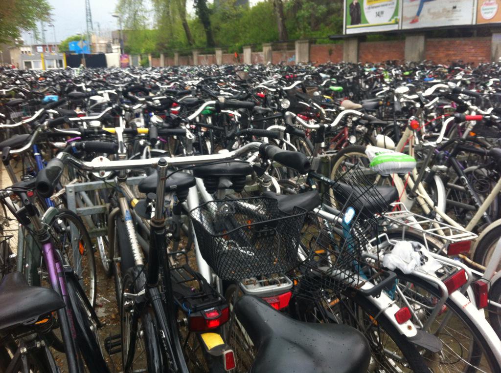 JanaSwagner's tweet image. 100 Minuten Verspätung in #Münster. Hätt ich doch das Rad nach Bremen genommen @LooMilli #internettime