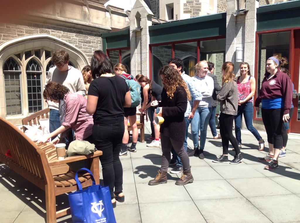 VCStudentGift's tweet image. Come to the Student Gift courtyard in the library for some doughnuts and free coffee! #thesisarealmostdue #youcandoit