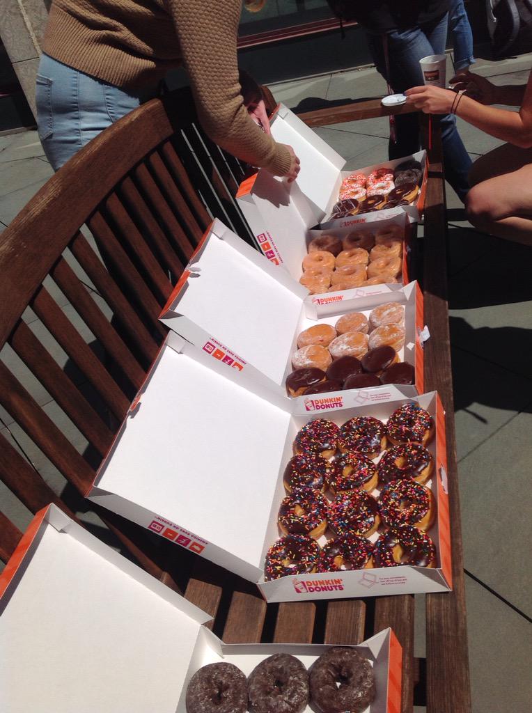 VCStudentGift's tweet image. Come to the Student Gift courtyard in the library for some doughnuts and free coffee! #thesisarealmostdue #youcandoit