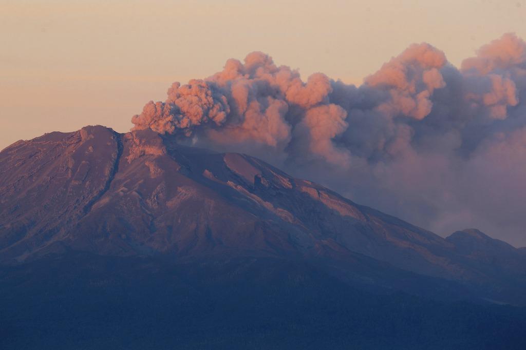lajornadaonline's tweet photo. Cenizas de volcán chileno #Calbuco alcanzan sur de Brasil http://t.co/KlOs48SiOO http://t.co/BKquOjIABK