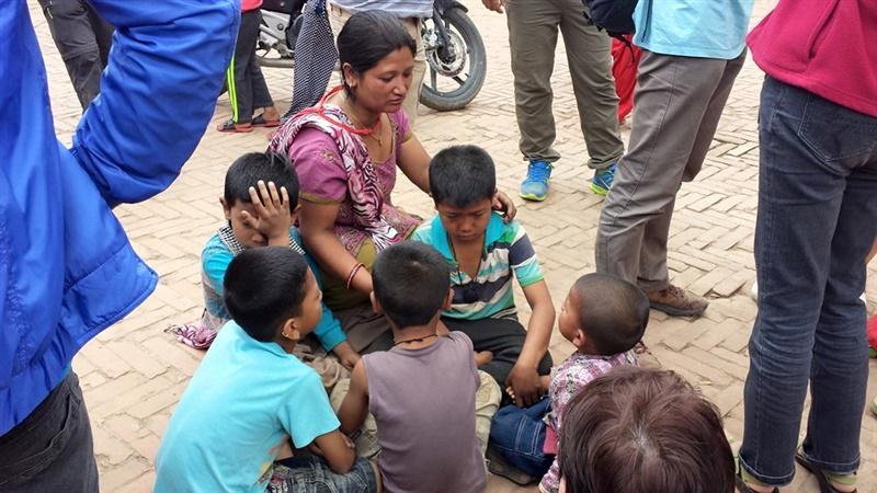 WorldVisionUSA's tweet photo. Children after Nepal earthquake scared, won't let go of parents. It's freezing—need shelter: http://t.co/ZqF1mLvnHg http://t.co/BPQpVAwDno