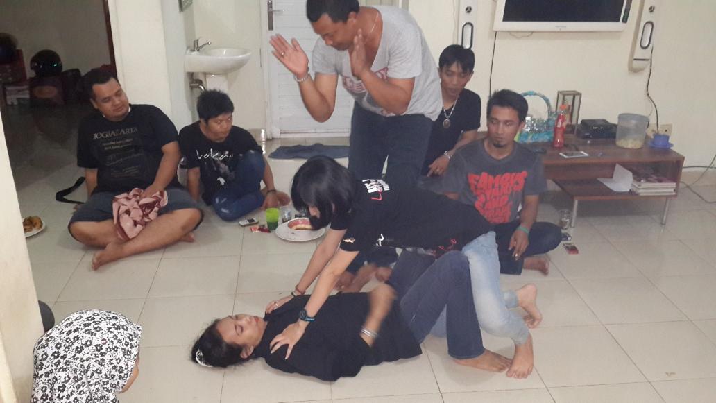 Haryotalijiwo's tweet photo. Woman Martial Art Tali Jiwo Badranaya http://t.co/G4RMnd2kOo
