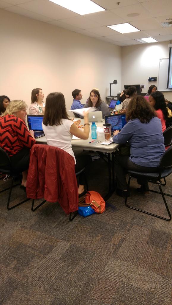 corinnemnm's tweet photo. Sharing ideas in Science #SPLS15 @gavirtual @cmadz @chemtchrAVA http://t.co/fhF4NJZw90