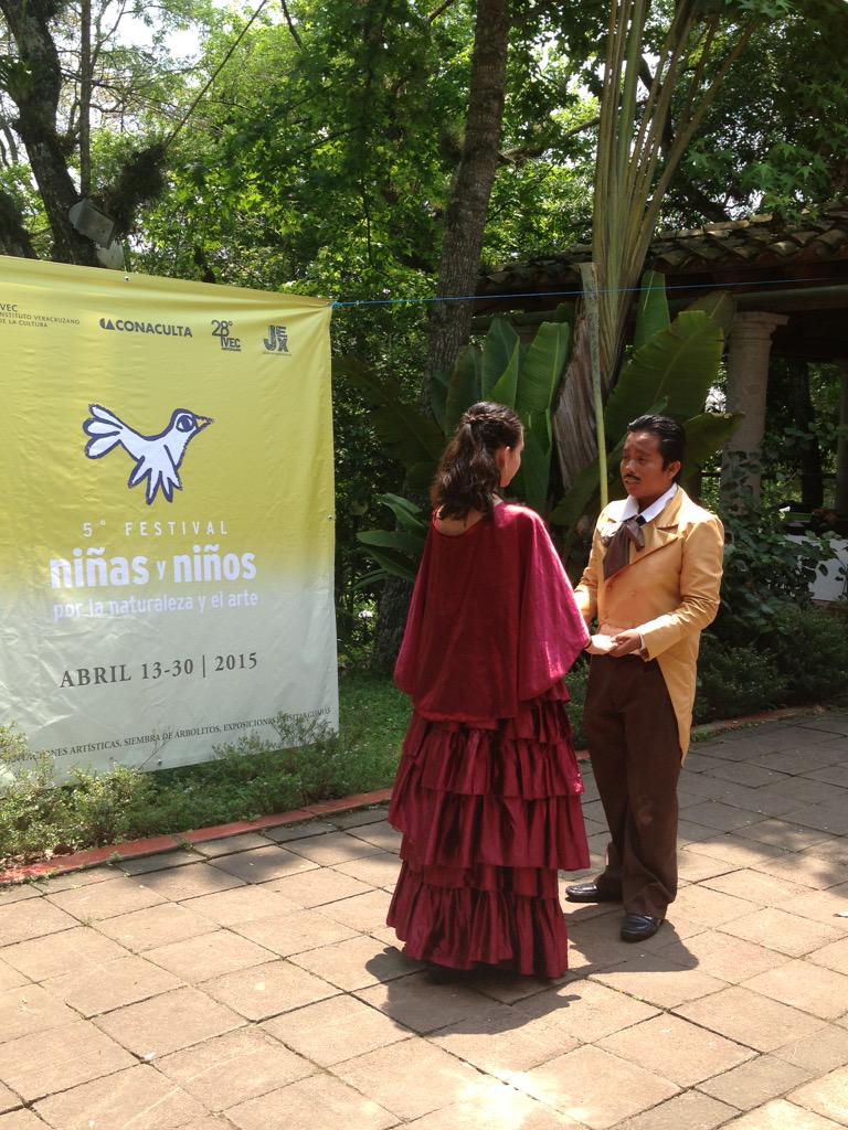 SECVERoficial's tweet photo. Develamos la placa de las 50 representaciones de Leyendas xalapeñas en el 5o festival infantil @JEX_IVEC #28añosIVEC http://t.co/OKwLIFnd4H