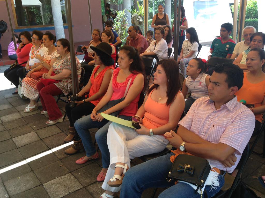 SECVERoficial's tweet photo. Develamos la placa de las 50 representaciones de Leyendas xalapeñas en el 5o festival infantil @JEX_IVEC #28añosIVEC http://t.co/OKwLIFnd4H