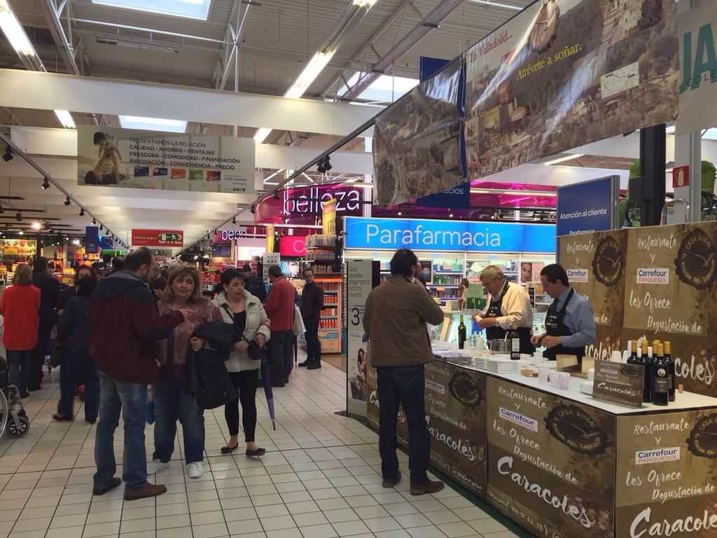RinconLabrador's tweet photo. Acercarte al carrefour.Él Rincón del,Labrador está dando a degustar 70 kilos de caracoles http://t.co/mMsqiXlRZ6