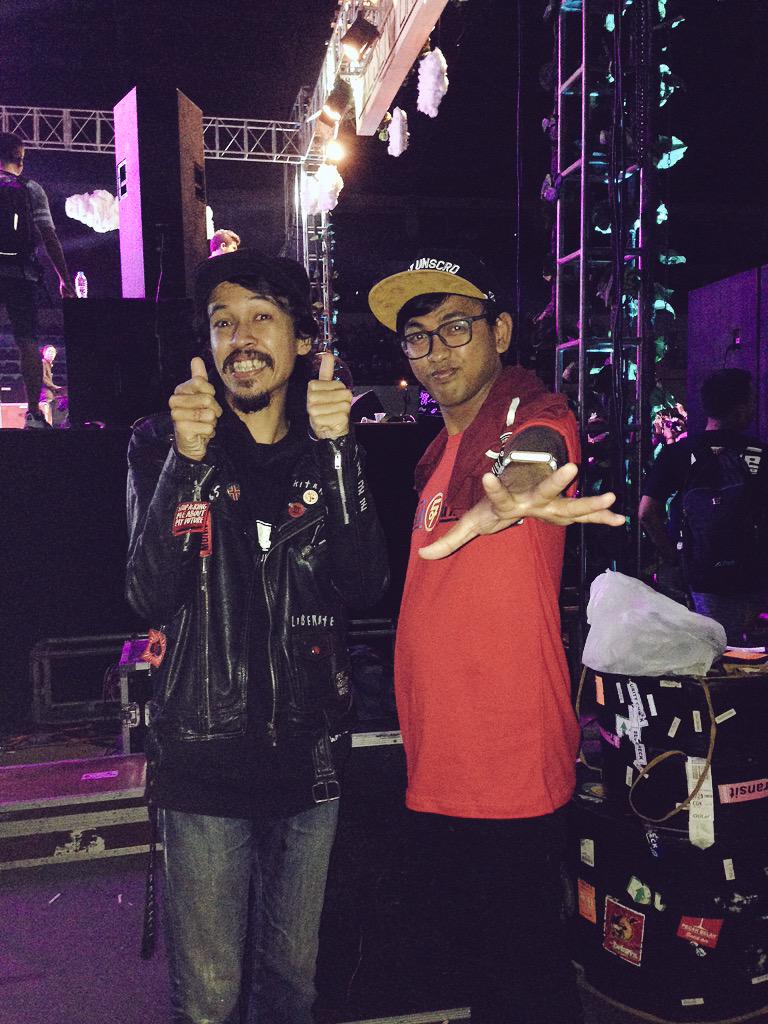 sheilaon7's tweet photo. Terimakasih MC keren @alitalit_ dan vokalis FSTVLST @faridstevy yang sudah ikutan nonton ππ
#presentbreak2015 http://t.co/MeNk61xTia