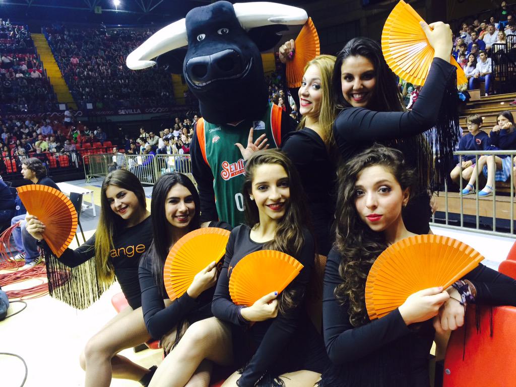 anabelronei's tweet photo. Las cheerleaders con nuestro #cbsevilla. En feria y siempre. #SevillaNoSeRinde http://t.co/sE1v6mrFXX