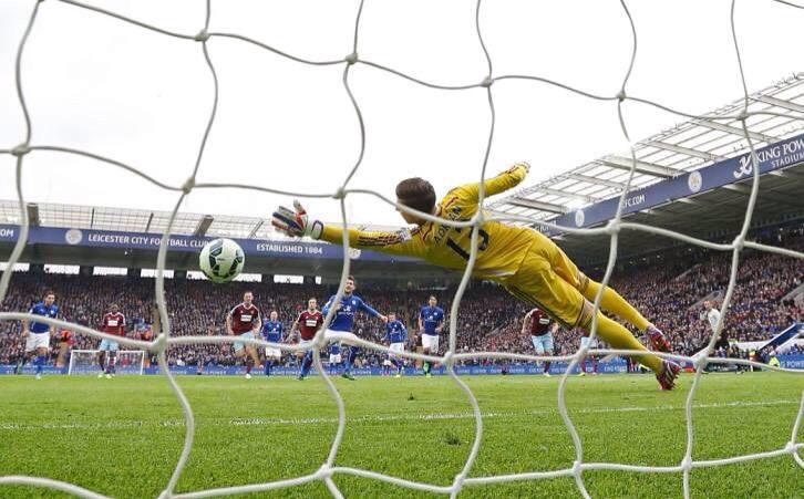 AdriSanMiguel's tweet photo. Orgulloso de tener este RECORD🏆
Primer portero en la Historia de la Premier League en parar 3 penalties consecutivos😀 http://t.co/U3Zv1vsTz1