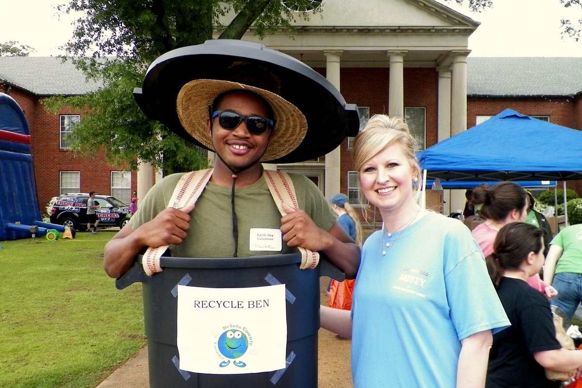 electmth's tweet image. #TeamMisty at the #earthdaydesoto and @cityofHernando Farmer's Market. Make every day Earth Day. Recycle!