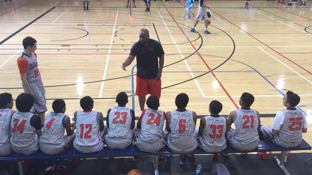 accessbball's tweet photo. Checking out games 2day @BigfootHoops Shout out 2 Coach Lang w/ @702Select We love good coaching! #accessbball http://t.co/GTUEFQqWhh