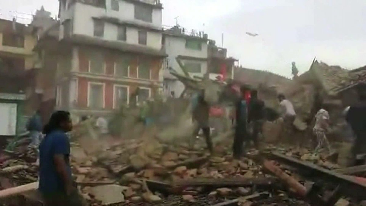 tvnnoticias's tweet photo. Más de 1.000 muertos por terremoto en Nepal. Mira el video en http://t.co/eFEqsjxrB4 #TerremotoNepal http://t.co/GxPxx8Bwks