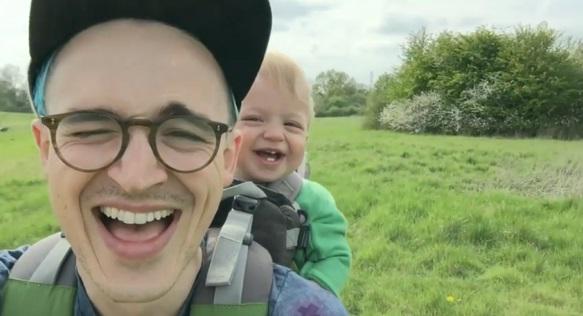 VIDEO: Tom Fletcher's Baby Son Buzz Has The BEST Reaction To A Dandelion her.ie/celeb/video-to…