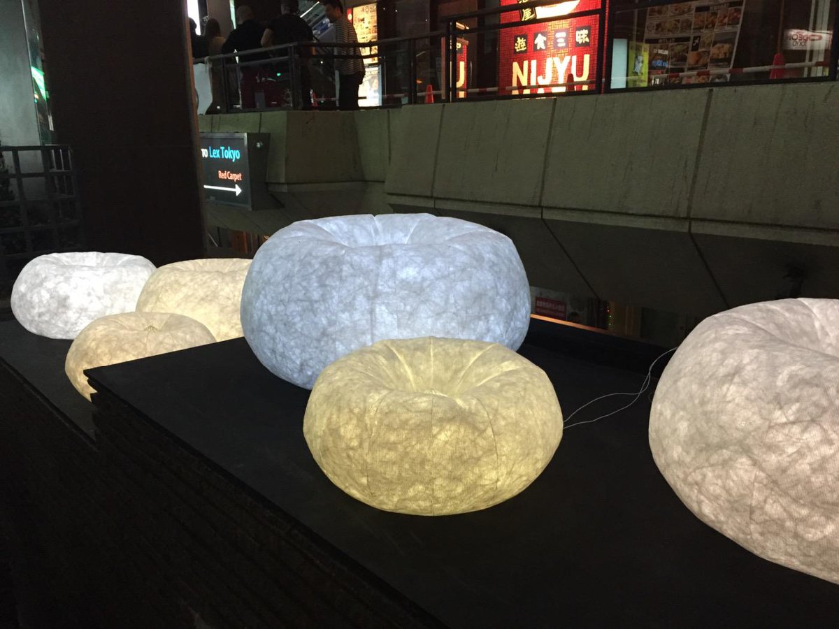 r_artnight's tweet photo. 六本木ロアビルには 静かに呼吸しながら点滅する《Lnugplant》が。賑やかなこの場所と対照的な作品。不思議な気持になります。#六本木アートナイト http://t.co/kqFB416FLy