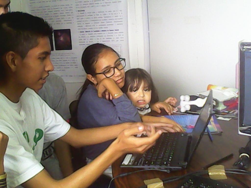 Juegos educativos #Flisol2015 con niños y adolescentes