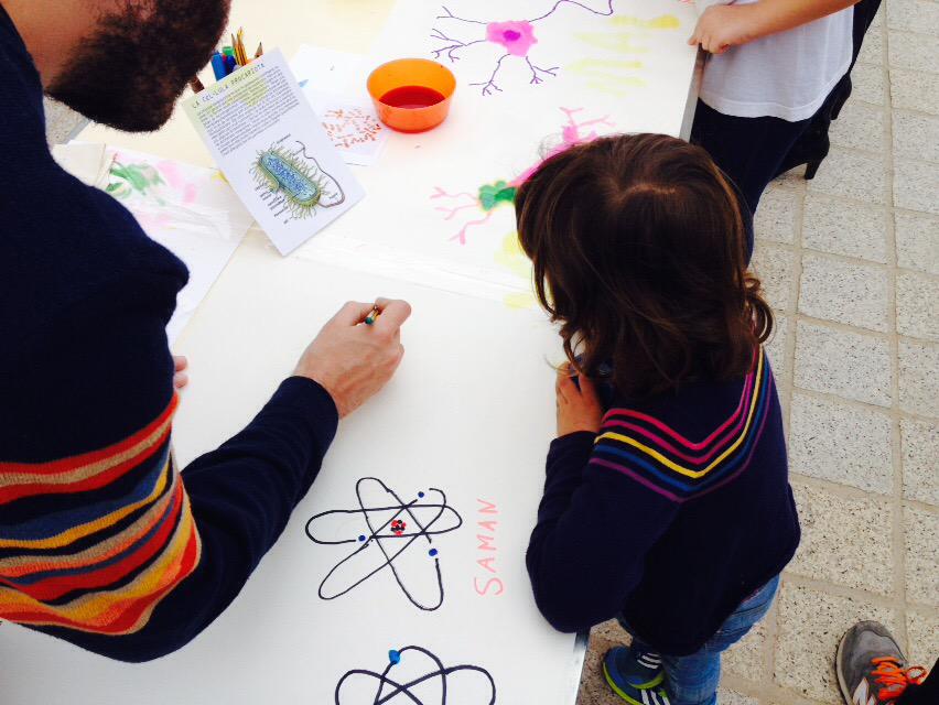 illustraciencia's tweet photo. Ja tenim 30 metres plens de #virus #cromosomes #bateris #neurones Demà + #illustralab #NOVUM2015 cc @BCNInnovacio http://t.co/LRmUnVuldt