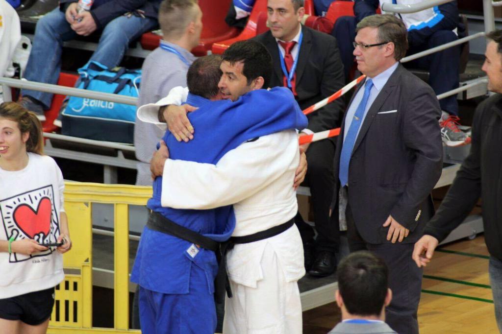 GimnasioZarza's tweet photo. Un minuto después de jugarse juntos una medalla Nacional Absoluta #judo @CidonchaJoaquin http://t.co/rWsGvfyx22